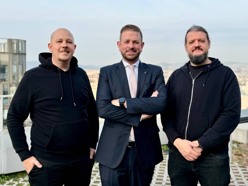 Die Partner der GFOR Gesellschaft für interdisziplinäre Forensik mbH Klemens Sattler, Georg H. Jeitler und Karsten Theiner (v.l.n.r.) auf einer Dachterrasse in Wien